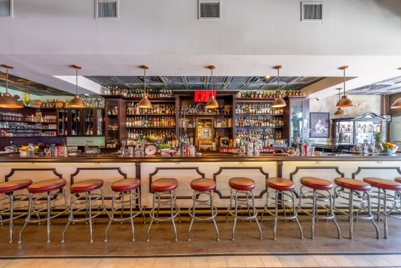 Cafe Le Trova interior-W50BB23-LIP